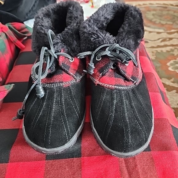 Sperry Shoes - Size 8 Sperry Women's Pile-Lined Duck Slipper Black/Red